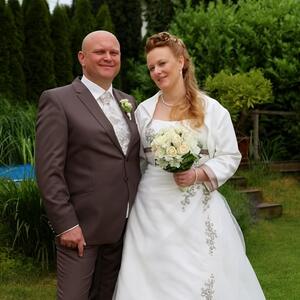 Hochzeit – Kundenstimme zu Andy Steiner und April Kundenstimme zur Hochzeit – glückliches Brautpaar nach Auftritt von Andy Steiner und April