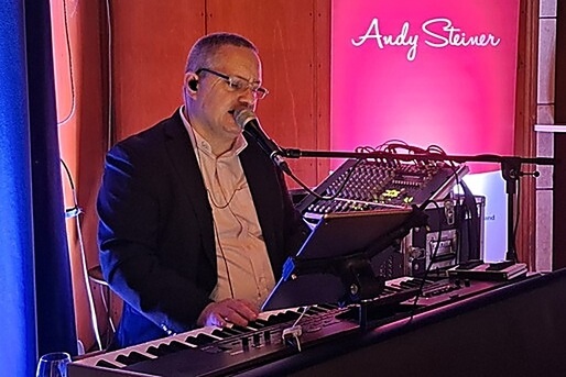 Andy Steiner – Sänger, Musiker und DJ bei einem Live-Auftritt Andy Steiner Alleinunterhalter und Sänger bei einem Live-Auftritt am Keyboard
