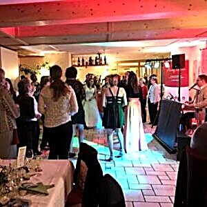 Hochzeit – Erfahrung aus Steinenkirch zu Andy Steiner Erfahrung von einer Hochzeit in Steinenkirch – Gäste tanzen ausgelassen zur musikalischen Begleitung von Andy Steiner