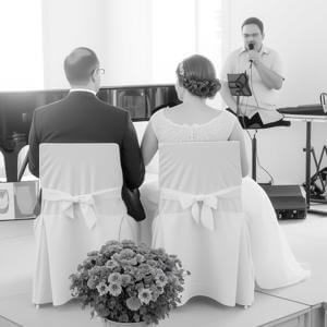 Hochzeitssänger Andy Steiner – Live-Gesang für deine Trauung Andy Steiner singt live bei einer Trauung in der Kirche – Hochzeitssänger für unvergessliche Momente