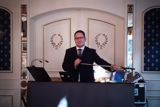 Eventmoderation bei Firmenevent durch Alleinunterhalter