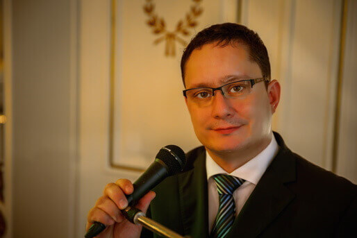 Andy Steiner sorgt mit Live-Musik für eine angenehme Empfangs-Atmosphäre bei Firmenevent