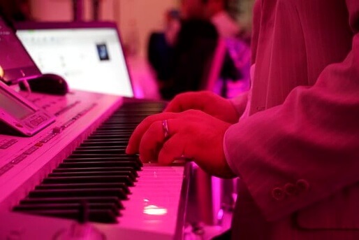 Professionelle Technik & Logistik für Firmenevents – Andy Steiner mit Keyboard & Soundanlage