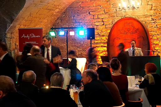 Ausgelassene Stimmung bei Geburtstagsfeier mit Sänger Andy Steiner im Gewölbekeller