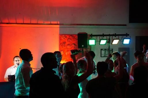 Hochzeitsfeier mit Andy Steiner – Live-Gesang & DJ-Service im perfekten Wechsel Andy Steiner als Hochzeitssänger mit Live-Gesang und DJ-Service – ausgelassene Stimmung auf der Tanzfläche