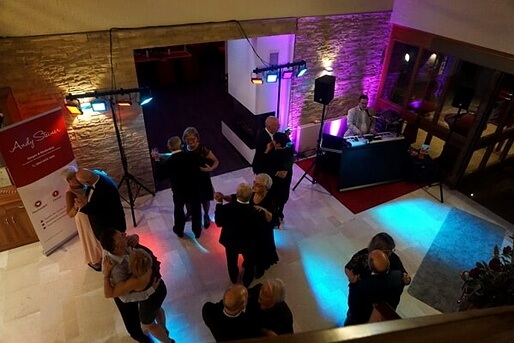 Party & Networking bei Firmenfeier – Andy Steiner als Sänger und DJ