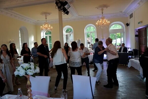 Alleinunterhalter Andy Steiner sorgt mit Live-Musik für Stimmung bei einer Geburtstagsfeier