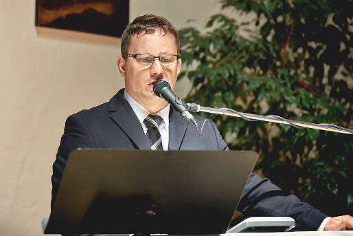 Kirchliche Trauung mit gefühlvoller Musik Andy Steiner als Kirchensänger – gefühlvolle Live-Musik für die kirchliche Trauung