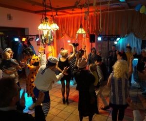 Alle Geburtstagsgäste tanzen, singen und feiern zusammen.jpg