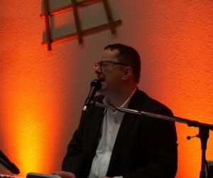 Sänger Andy Steiner als Alleinunterhalter bei Geburtstagsfeier.jpg