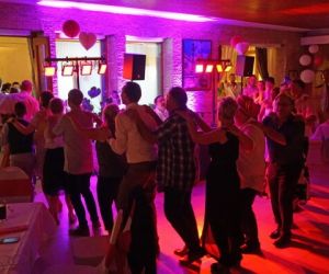 Alleinunterhalter Andy Steiner in Partytime mit feiernden Hochzeitsgästen