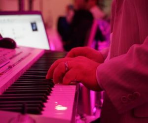 Alleinunterhalter Andy Steiner beim Spielen mit Farbe
