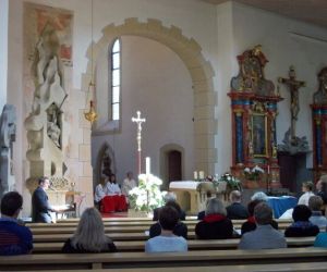 Andy Steiner beim Singen in der Kirche neben dem Hochzeitsaltar