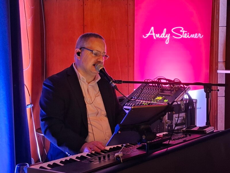 Alleinunterhalter Andy Steiner bei Firmenfeier mit Live-Musik und Gesang