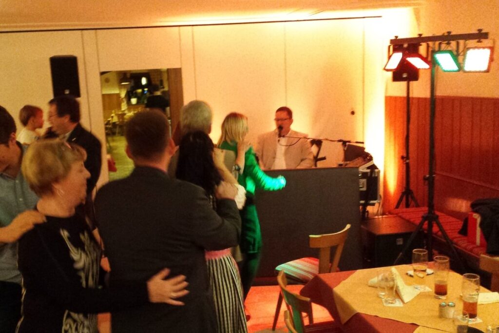 Gäste tanzen Polonaise auf der Tanzfläche bei einer Geburtstagsfeier mit Live-Musik durch Alleinunterhalter