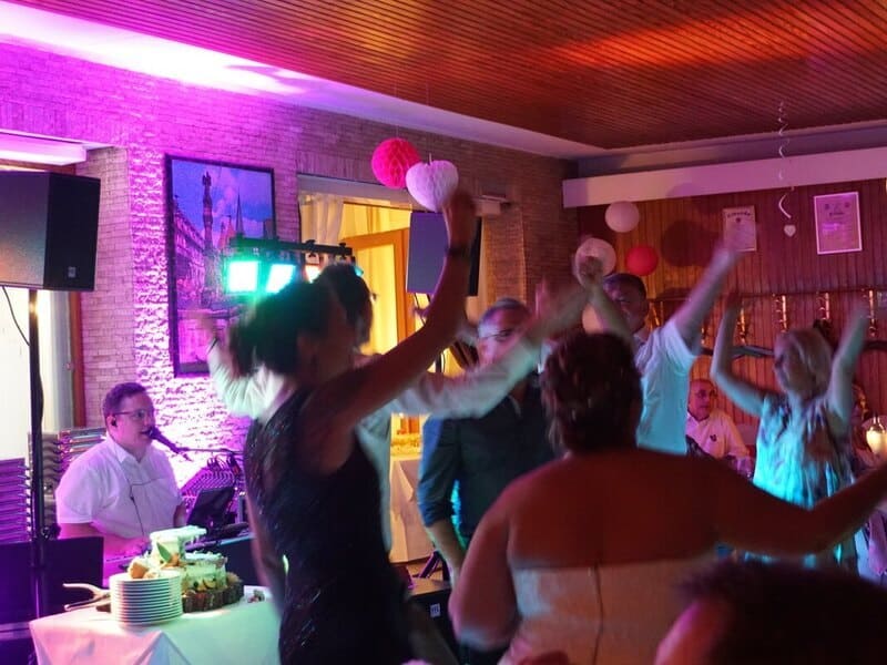 Alleinunterhalter Hochzeit mit Live-Musik mit Live-Sänger und Keyboard bei voller Tanzfläche und Stimmung