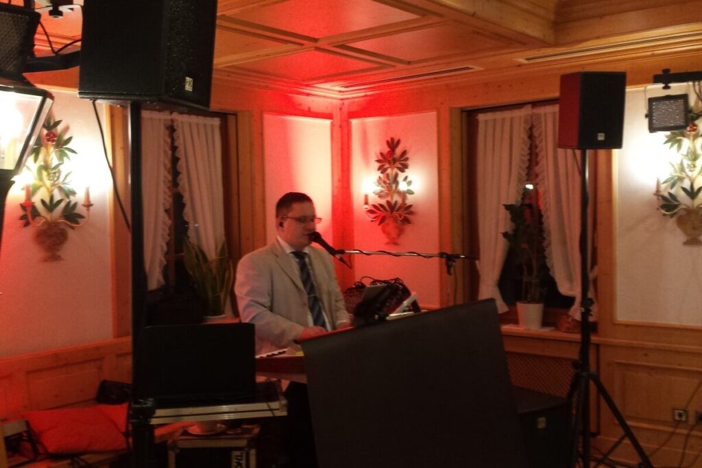 Alleinunterhalter spielt live am Keyboard bei einer Geburtstagsfeier und sorgt für musikalische Begleitung