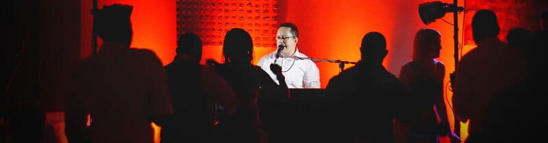 Alleinunterhalter Andy Steiner spielt live vor tanzenden Gästen auf einer Hochzeitsfeier