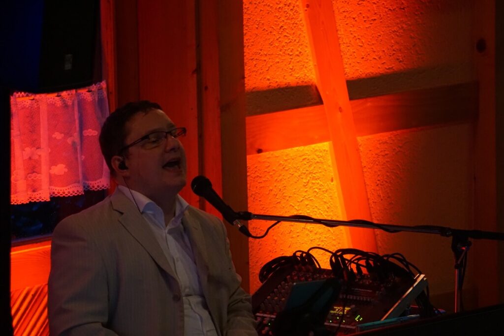 Eventmusiker Andy Steiner live am Keyboard bei einer Feier