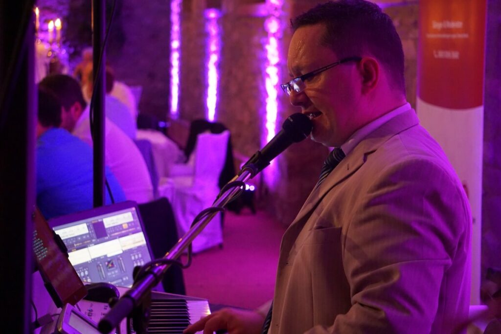 Andy Steiner als Alleinunterhalter bei einer Geburtstagsfeier mit Live-Musik