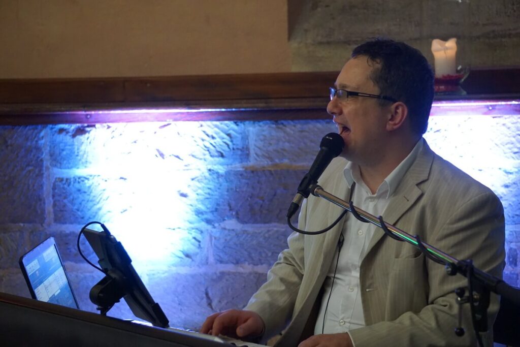 Alleinunterhalter Andy Steiner sorgt für Live-Musik bei einer Firmenfeier