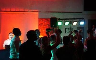 Andy Steiner als Sänger und DJ bei Hochzeit mit tanzendem Brautpaar