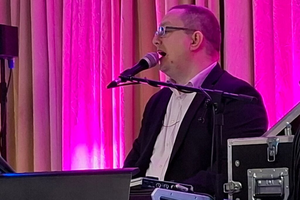 Tanzende Gäste vor der Bühne bei einer Geburtstagsfeier mit Live-Musik durch Alleinunterhalter