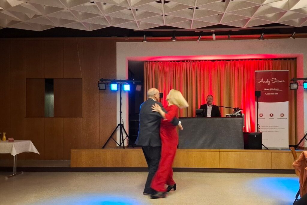 Tanzende Gäste auf voller Tanzfläche bei einer Geburtstagsfeier mit Live-Musik durch Alleinunterhalter