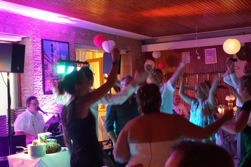 Ausgelassene Stimmung auf Hochzeitsfeier mit Live-Musik