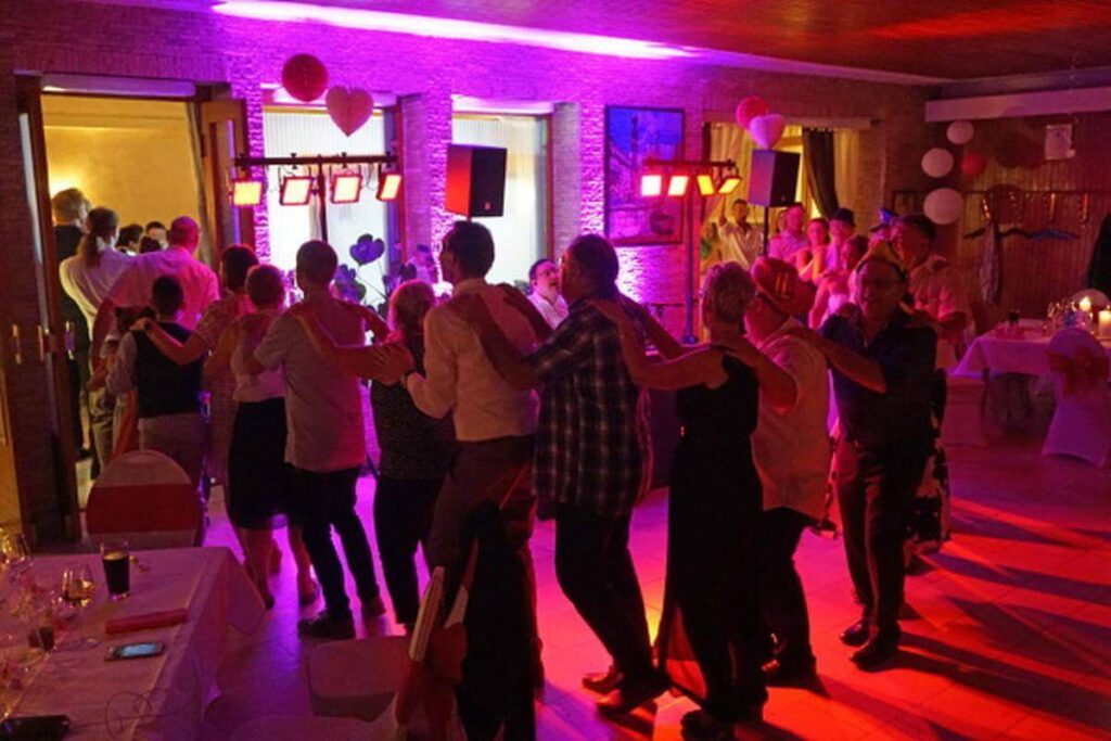 Hochzeitsfeier mit Live Musik und tanzenden Gästen – Alleinunterhalter Andy Steiner