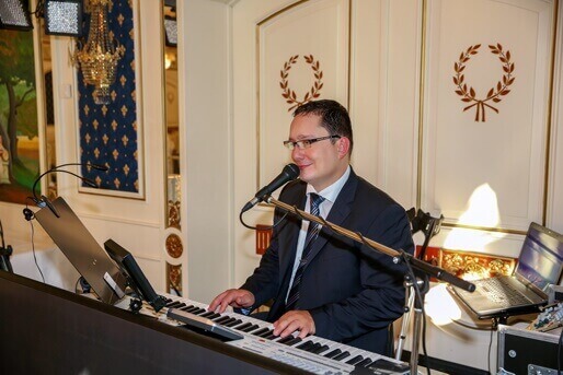 Hochzeitssänger Andy Steiner live am Keyboard bei einer Hochzeitsfeier