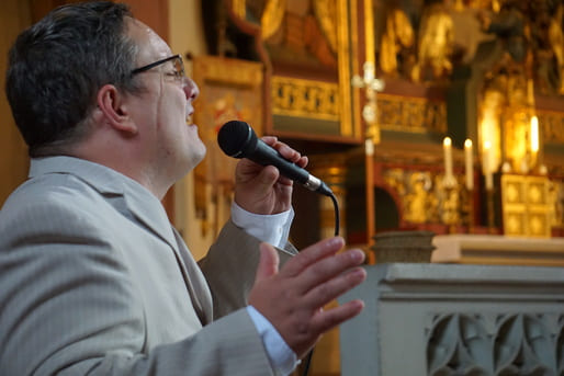 Hochzeitssänger Andy Steiner live in der Kirche bei einer Trauung