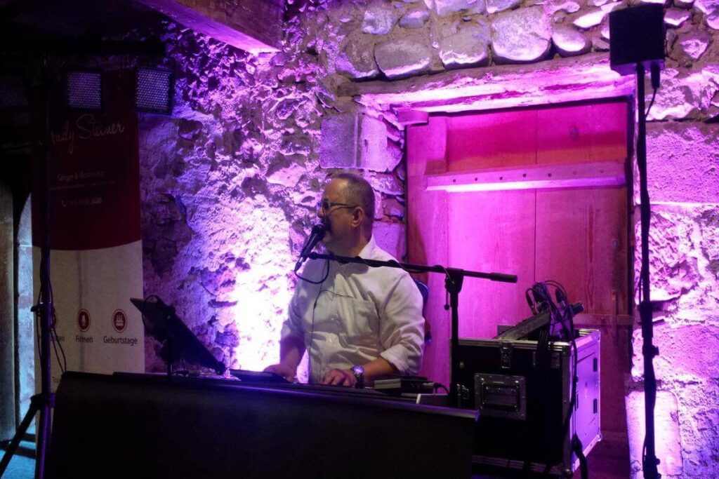 Hochzeitssänger Andy Steiner live am Keyboard bei einer Hochzeitsfeier