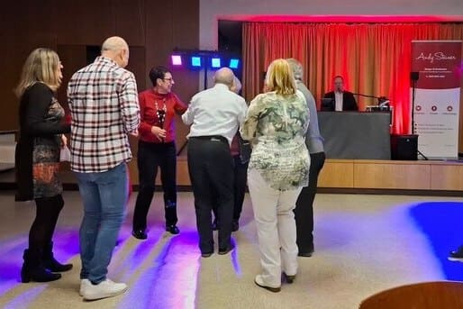 Live-Musik auf einer Geburtstagsfeier – Gäste tanzen und genießen die Stimmung während der musikalischen Begleitung