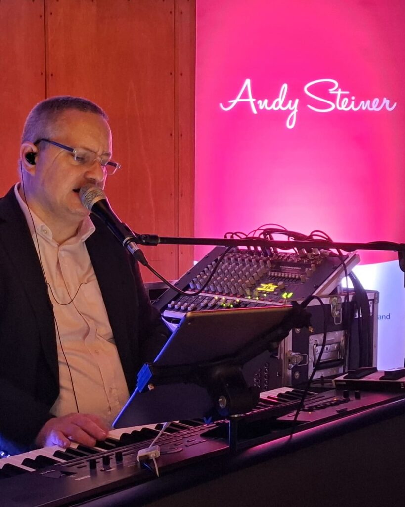 Andy Steiner begleitet ein Firmenevent live am Keyboard und sorgt für eine professionelle musikalische Umsetzung