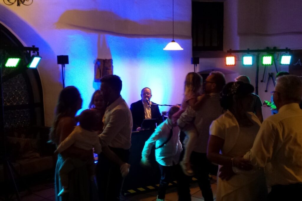 Tanzende Gäste bei einer Geburtstagsfeier mit Live-Musik durch Alleinunterhalter in stimmungsvoller Atmosphäre