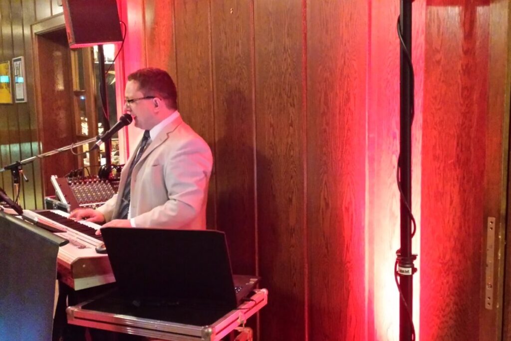 Alleinunterhalter Andy Steiner singt live bei einer Geburtstagsfeier und sorgt für emotionale musikalische Momente